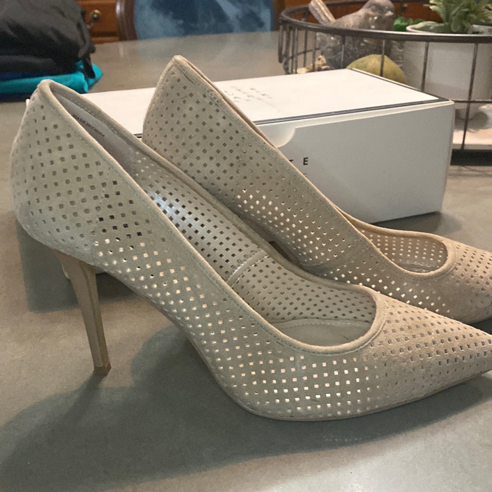 White House Black Market size 9 taupe 3” pumps
